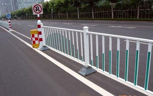 如何有效防止交通護(hù)欄網(wǎng)和隔離柵的防腐和破壞？.jpg